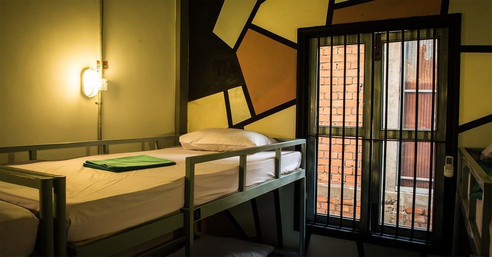 The Living Quarters Hostel 543 シェムリアップ エクステリア 写真